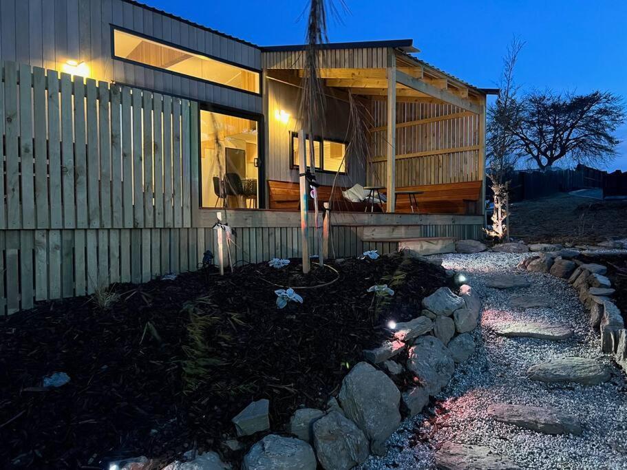 Alpine Chalet - Views, Fire-Pit, Central, Cosy Wanaka Eksteriør bilde